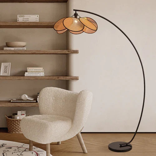 Lampadaire arc en rotin pétales — Design sculptural japonais scandinave