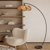 Lampadaire arc en rotin pétales — Design sculptural japonais scandinave