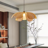 Lustre en rotin tressé pétales — Suspension florale lumière tamisée