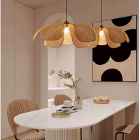 Lustre en rotin tressé pétales — Suspension florale lumière tamisée