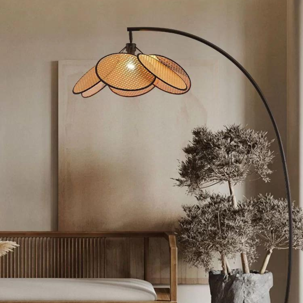 Lampadaire arc en rotin pétales — Design sculptural japonais scandinave