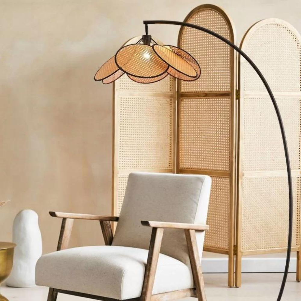 Lampadaire arc en rotin pétales — Design sculptural japonais scandinave