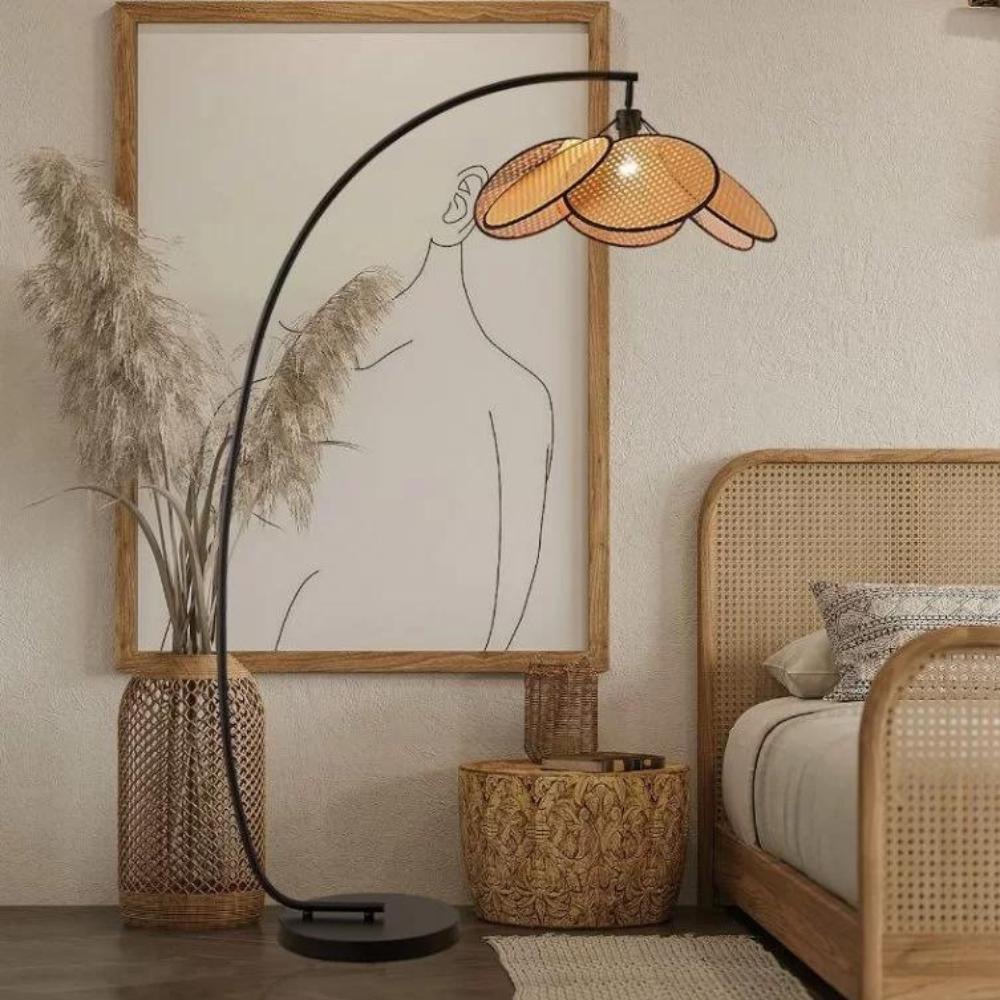 Lampadaire arc en rotin pétales — Design sculptural japonais scandinave