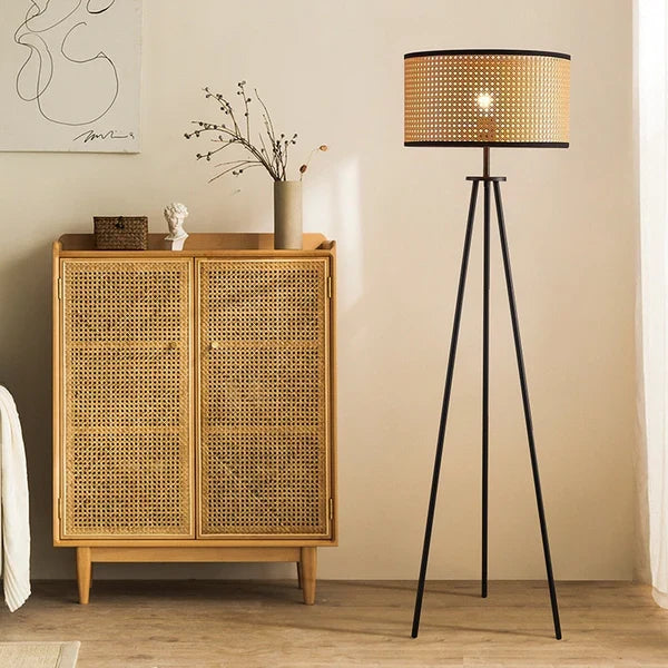 Lampadaire trépied en rotin — Cannage sur pied métal noir style industriel
