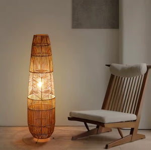 Lampadaire en rotin rétro tressé main — Pied métal lumière dorée